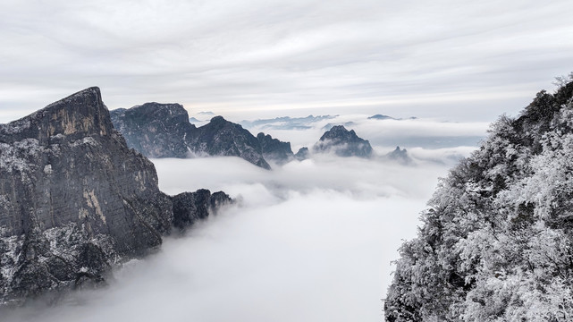 张家界天门山雪景