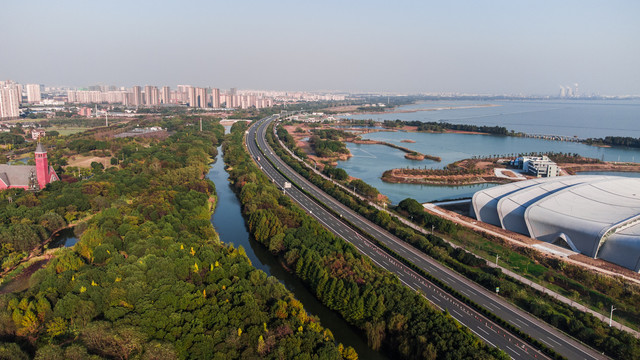 航拍湖边高速公路