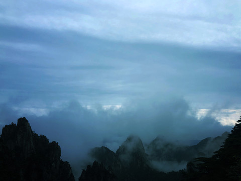 云雾缭绕下的山林风景图片