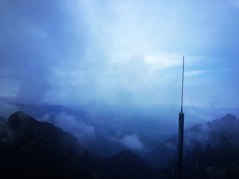 云雾缭绕山峰建筑风景图片