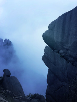 云雾缭绕崇山峻岭风景图片