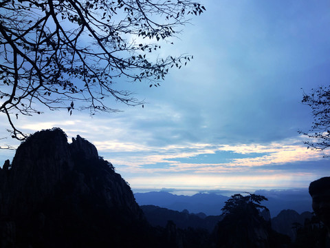 破晓时山林美景图片