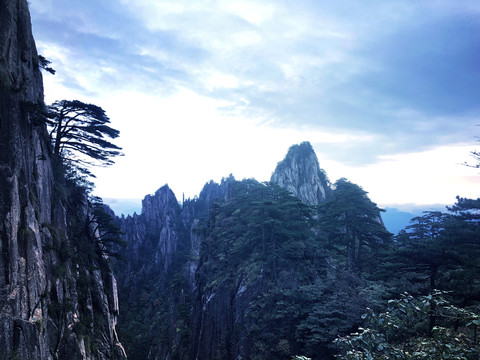 蓝天白云下的山林风景图片