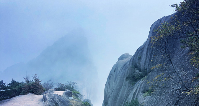 云雾缭绕高山峭壁风景图片