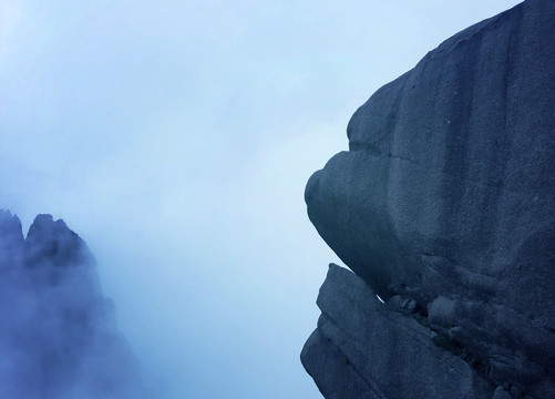 云雾缭绕悬崖峭壁风景