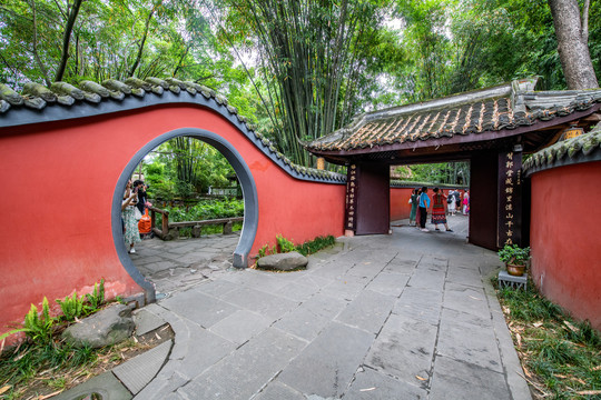 仿古红墙牌坊建筑