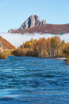 秋季河流山峰