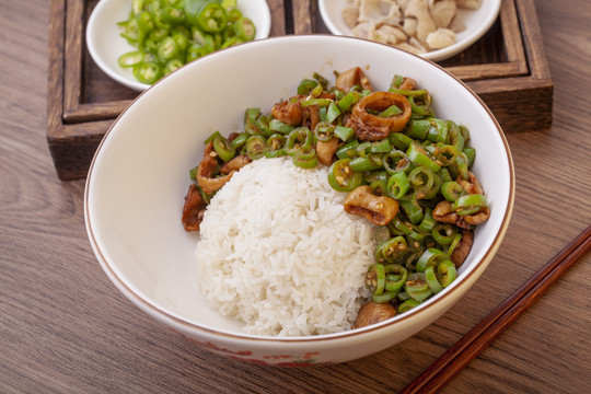 青椒肥肠盖码饭