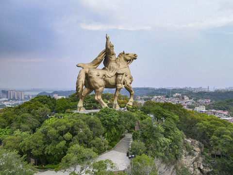 航拍福建泉州郑成功雕像