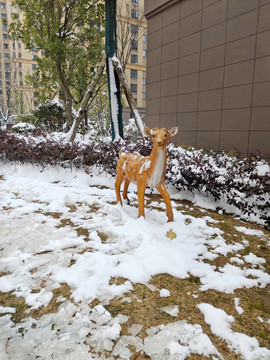 雪中的雕塑鹿