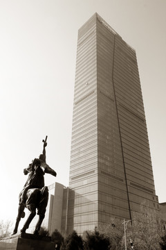 解放石家庄雕塑与摩天大楼