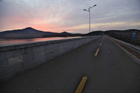 朝霞中的环湖公路