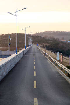 朝霞中的环湖公路