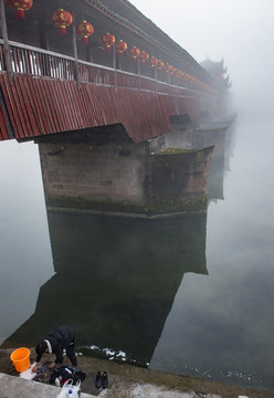 雾中的廊桥
