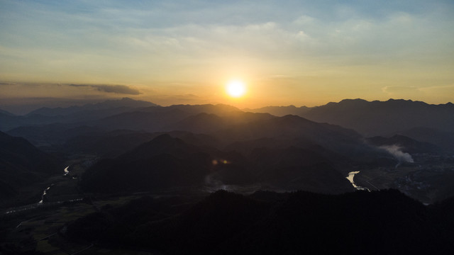 山间日落