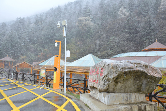 康定木格措温泉药池沸泉