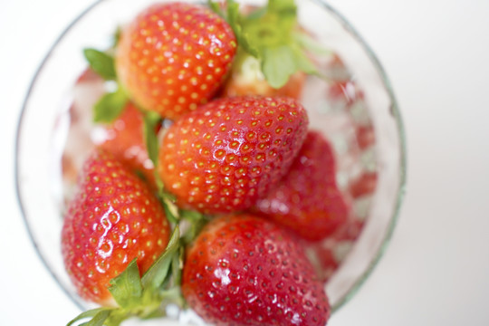 一碗小清新奶油草莓俯视