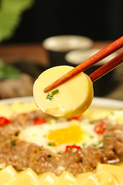 筷子上夹着鸡蛋豆腐