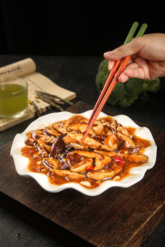 筷子上夹着炒香菇