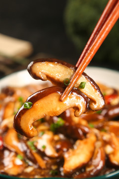 筷子上夹着香菇