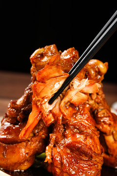 筷子上夹着鸡腿肉
