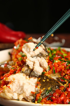 筷子上夹着剁椒鱼