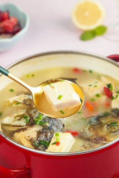 勺子上舀着鱼头豆腐汤