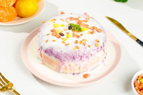 盘子里的紫薯山药小蛋糕