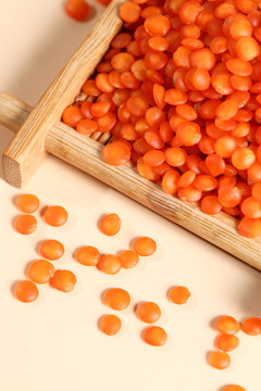 木垫上放着一堆红小扁豆