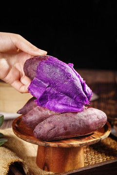 手里拿着蒸熟的紫薯