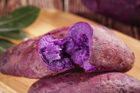 一堆紫罗兰紫薯