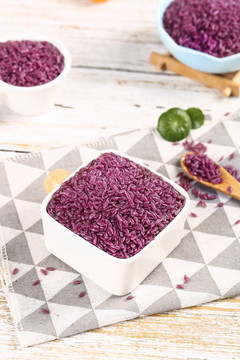 碟子里的紫色大米