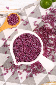 碟子里的紫薯米