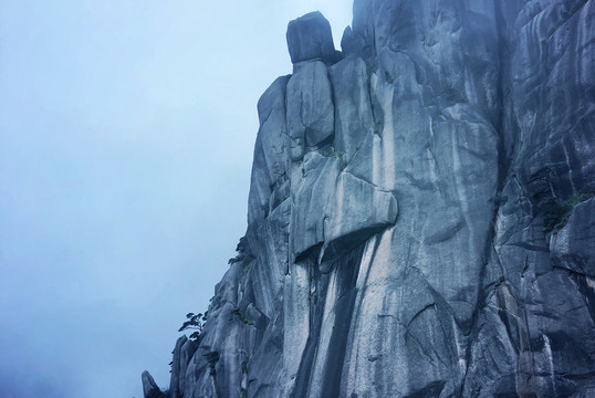 户外高山岩石悬崖峭壁风景图片