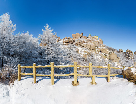 雪后崂山巨峰晶挂雾凇