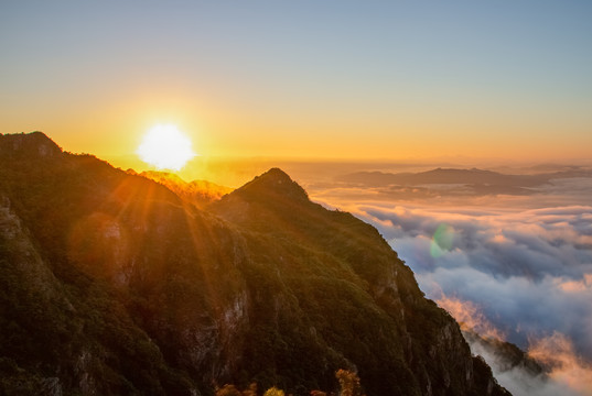 阴那山日出云海