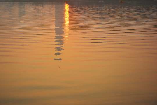 日落湖面美景