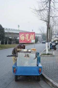 路边梅花糕小吃摊