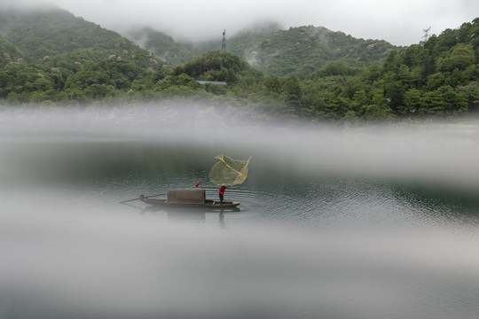 雾漫小东江