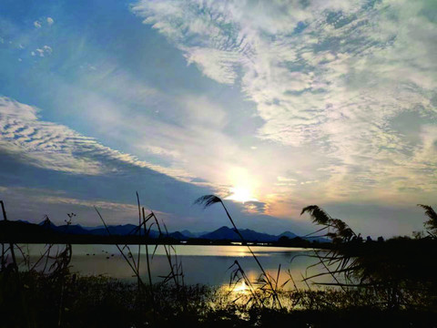 湖景霞光