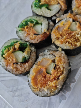 海草寿司和鸡柳寿司拼盘