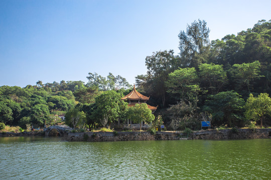 塔山风景区湖水碧波荡漾林中亭