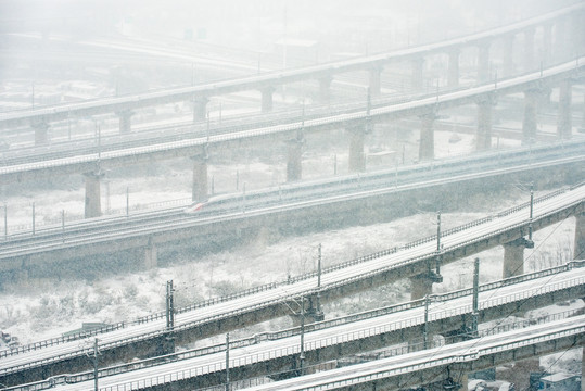 暴雪中运行的复兴号动车组