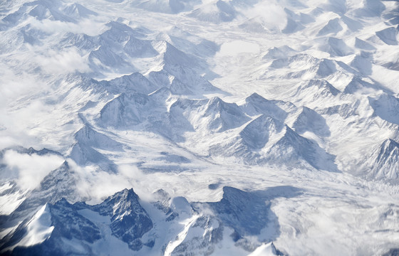 高空俯瞰雪山连绵的西藏高原