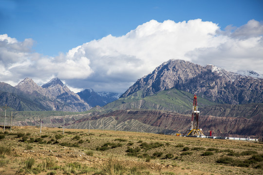 新疆天山脚下石油钻探