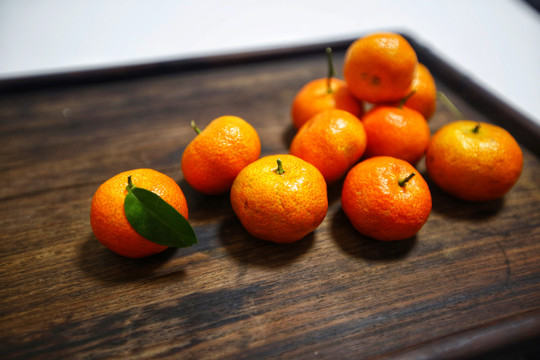 托盘上的橘子