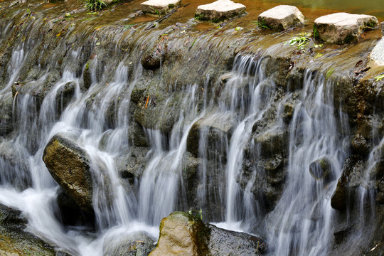 小河流水