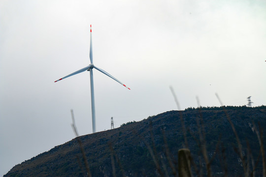 风力发电设施大山里