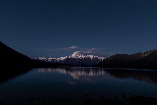 贡嘎神山