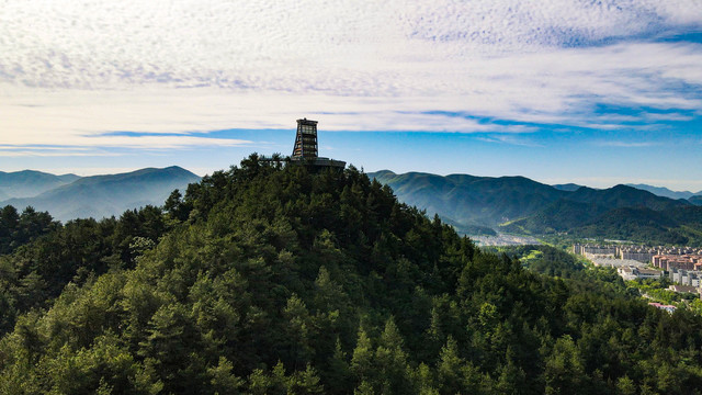 远处的塔山